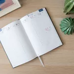 Határidőnapló agenda Standard B/5, heti fehér lapokkal fekete Bluering® 2027.