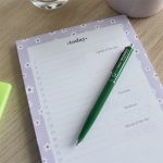 Golyóstoll 0,8mm, nyomógombos műanyag zöld test, Bluering® Z3, írásszín zöld